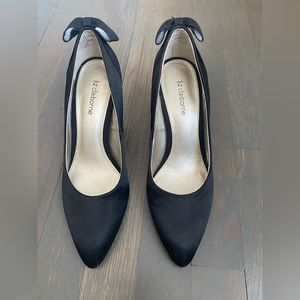 Black heel pump with bow